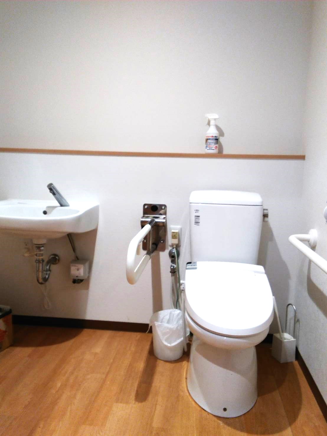 トイレ　清潔感のある白で統一された広いトイレは、広々としているので、車椅子の方も安心です。(グループホーム　ハートアルファ明石)