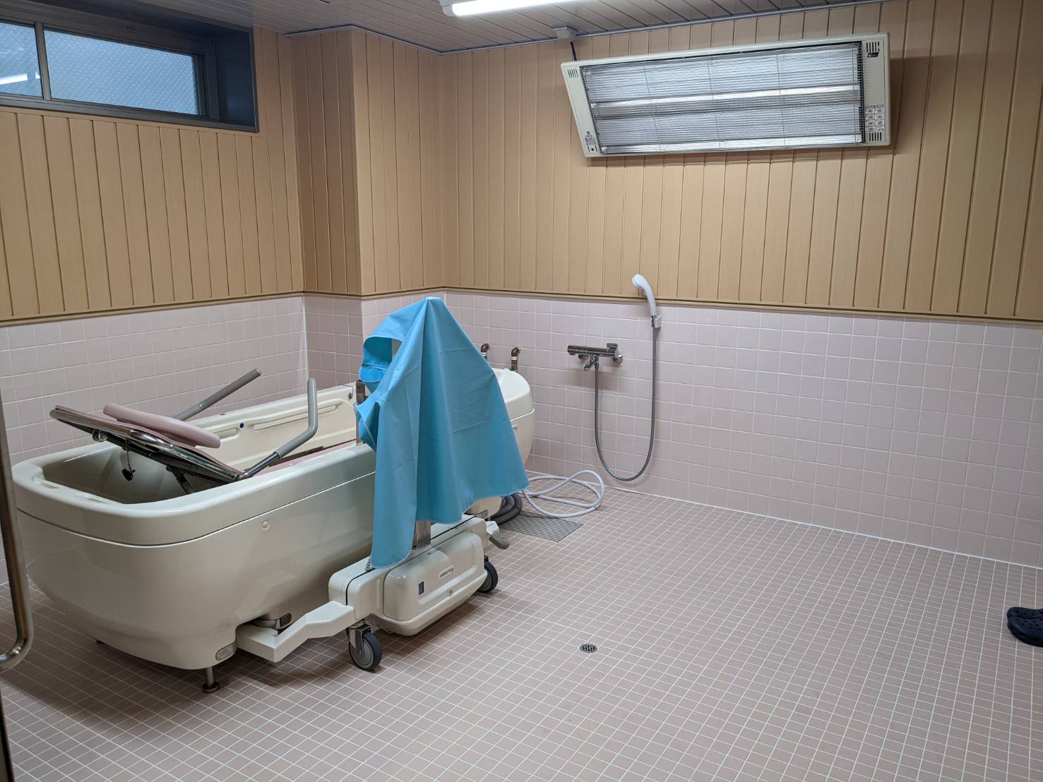 機械浴　要介護の方も安心してご入浴ができます。（神戸 永神館）
