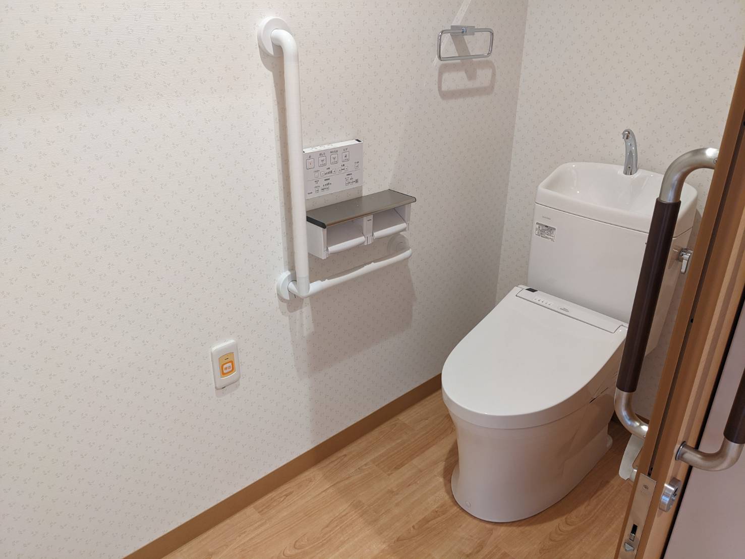 居室トイレ　清潔感のあるトイレで適所に手すりが配置されていて安心してご利用いただくことができます。（神戸 永神館）