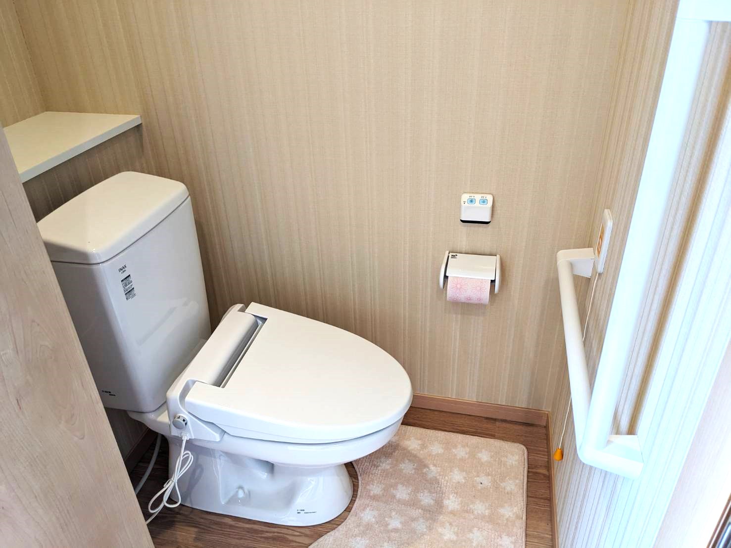 トイレ　清潔感のあるトイレには手すりもあり、安心です。(エスポワール神戸北)