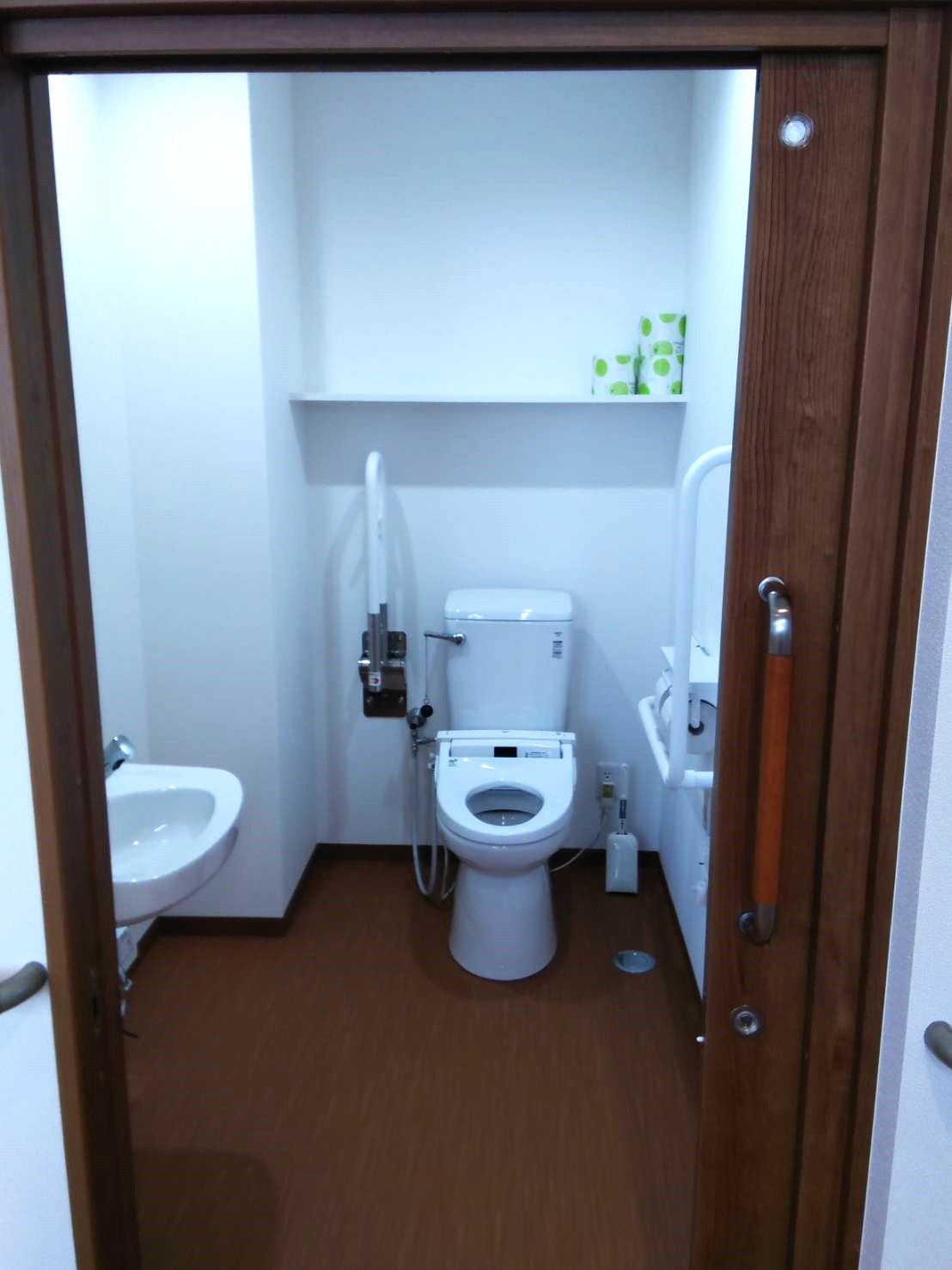 トイレ　車いすの方でも使用しやすい広いトイレです。(グループホームふれあい大久保南)