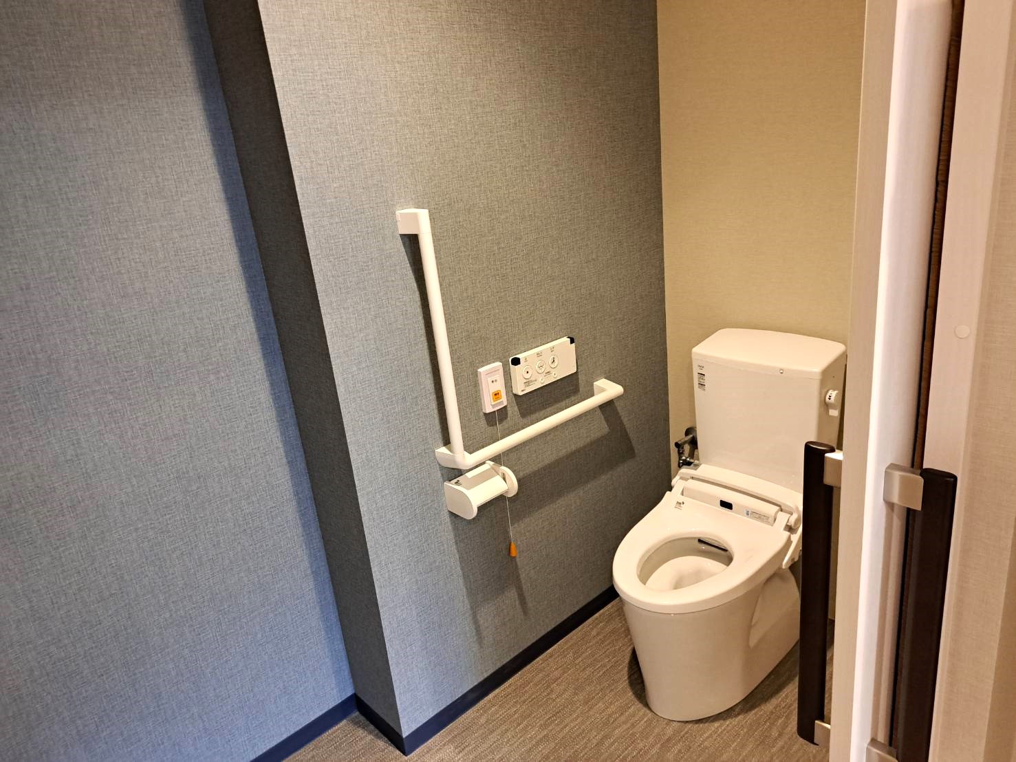 トイレ　広々としたトイレは、車椅子の方でも安心です。(さんよう神戸塩屋LUSSO)
