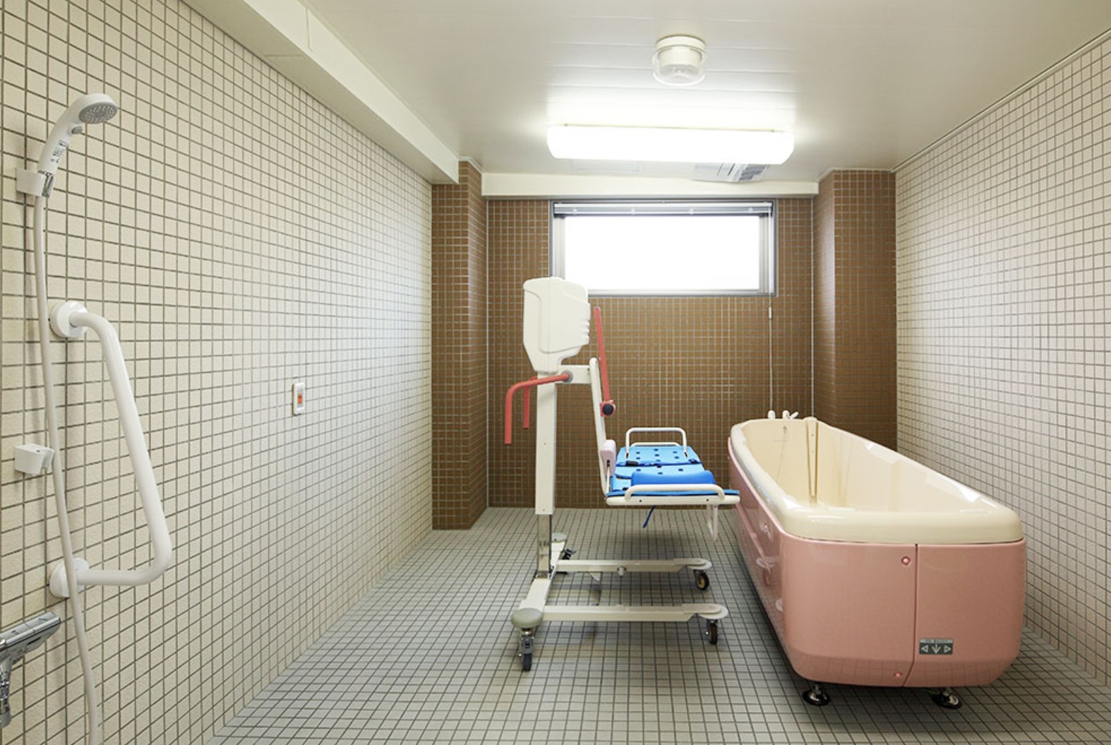 機械浴　お体がご不自由な方も安心の介護浴室です。（チャーム加古川尾上の松）