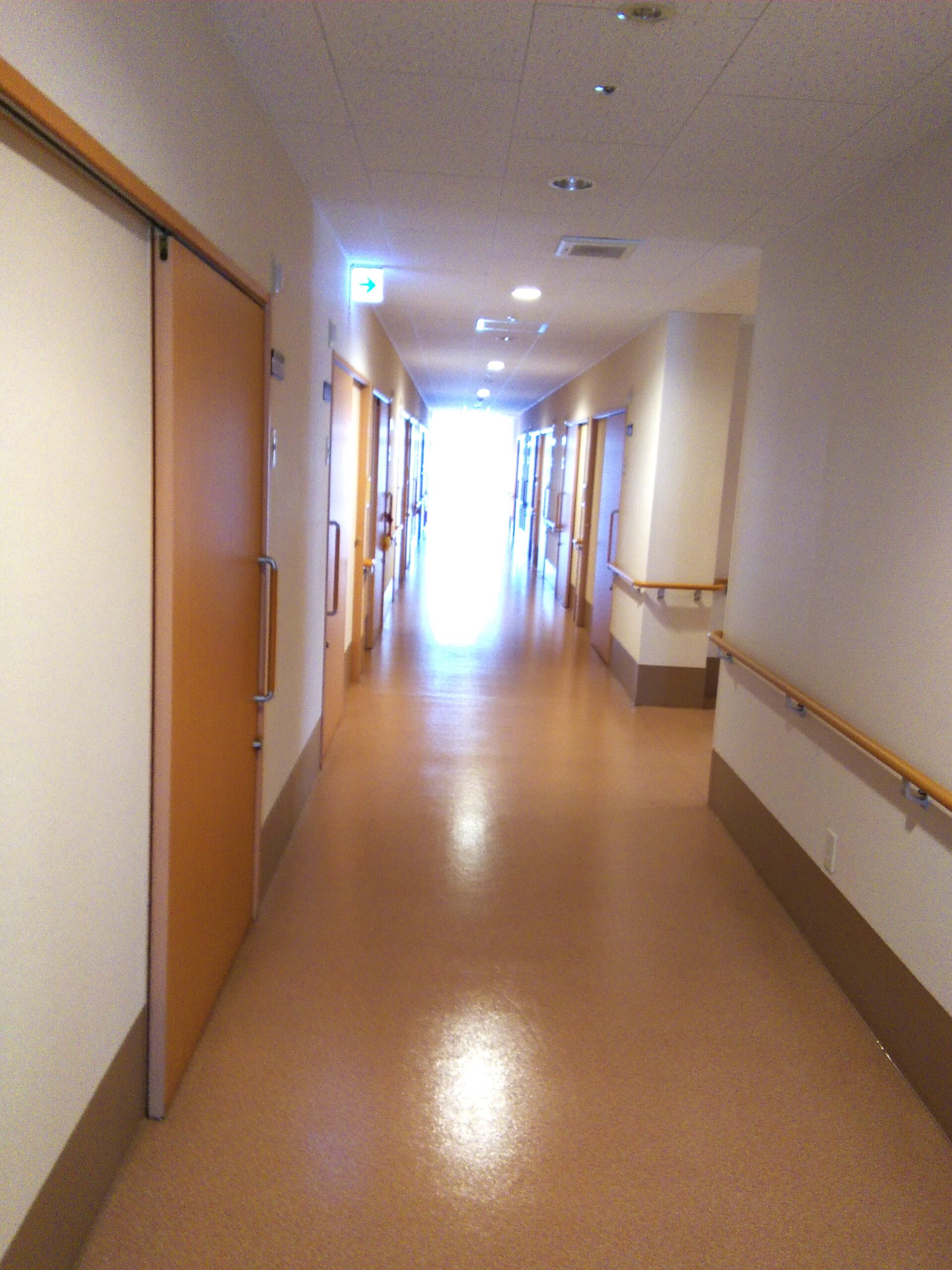 廊下　車椅子の方でも通りやすい広い廊下です。(グランドファミリア谷八木)